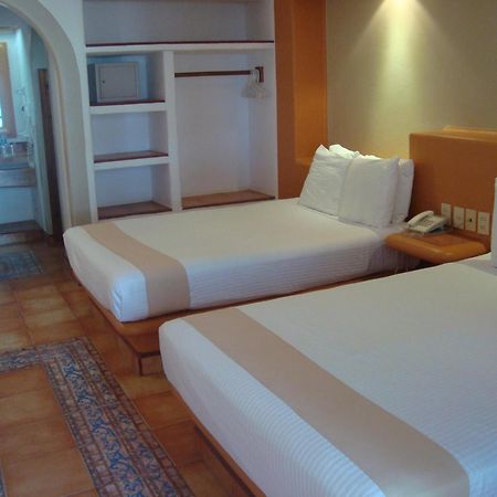 Hotel Villa Mexicana Сиуатанехо Екстериор снимка
